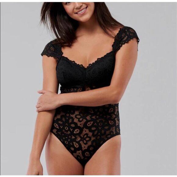 Gilly Hicks Tops - ✨Gilly Hicks Cheni Velvet Lace Cap-Sleeve Cheeky Pink Sz Small Bodysuit✨